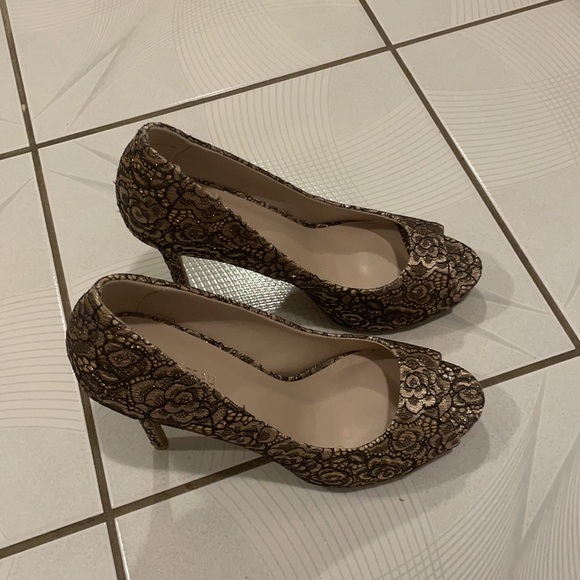 NEW Le Chateau Gold and Black Mesh 4.5” High Heels - Picture 6 of 10